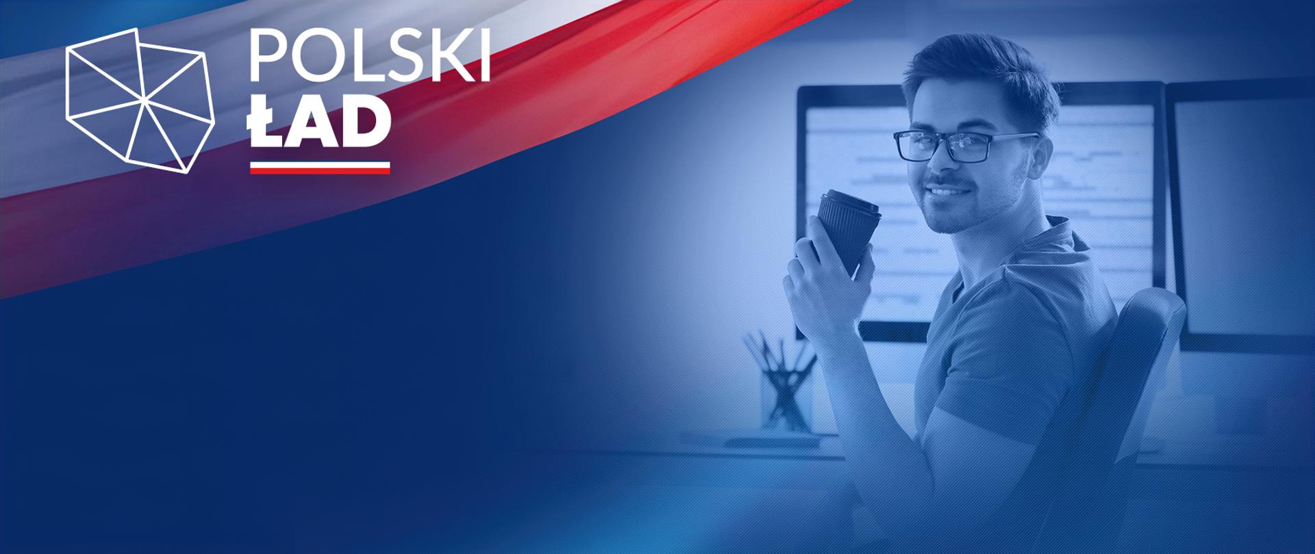 Po lewej stronie napis Polski Ład a po prawej młody uśmiechnięty mężczyzna w okularach