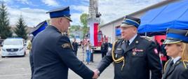 Zdjęcie przedstawia moment wręczania awansów dla strażaków przez Zastępcę Komendanta Wojewódzkiego PSP we Wrocławiu przez st. bryg. Bogusława Bruda. 