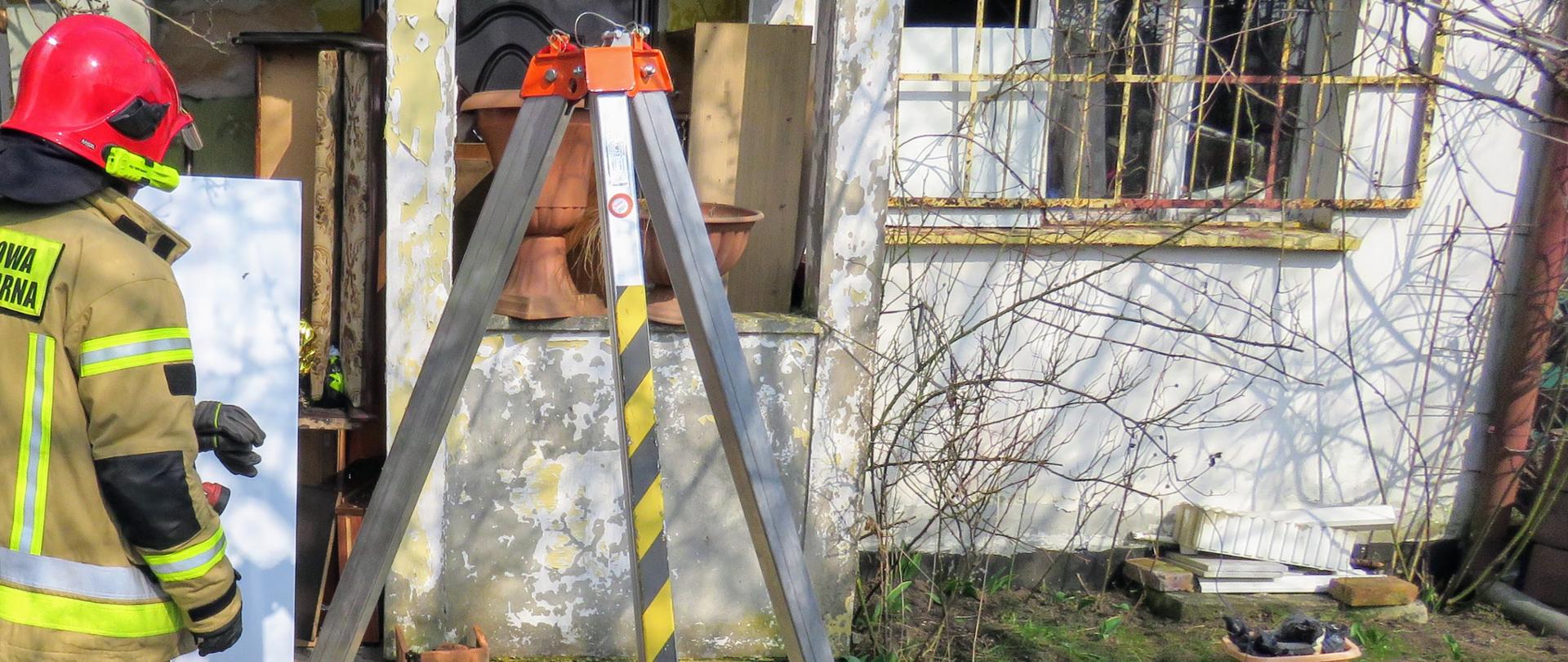 Kobieta wpadła do studni - trójnóg nad studnią