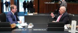 Minister Tadeusz Kościński rozmawia podczas spotkania ECOFIN w Luksemburgu