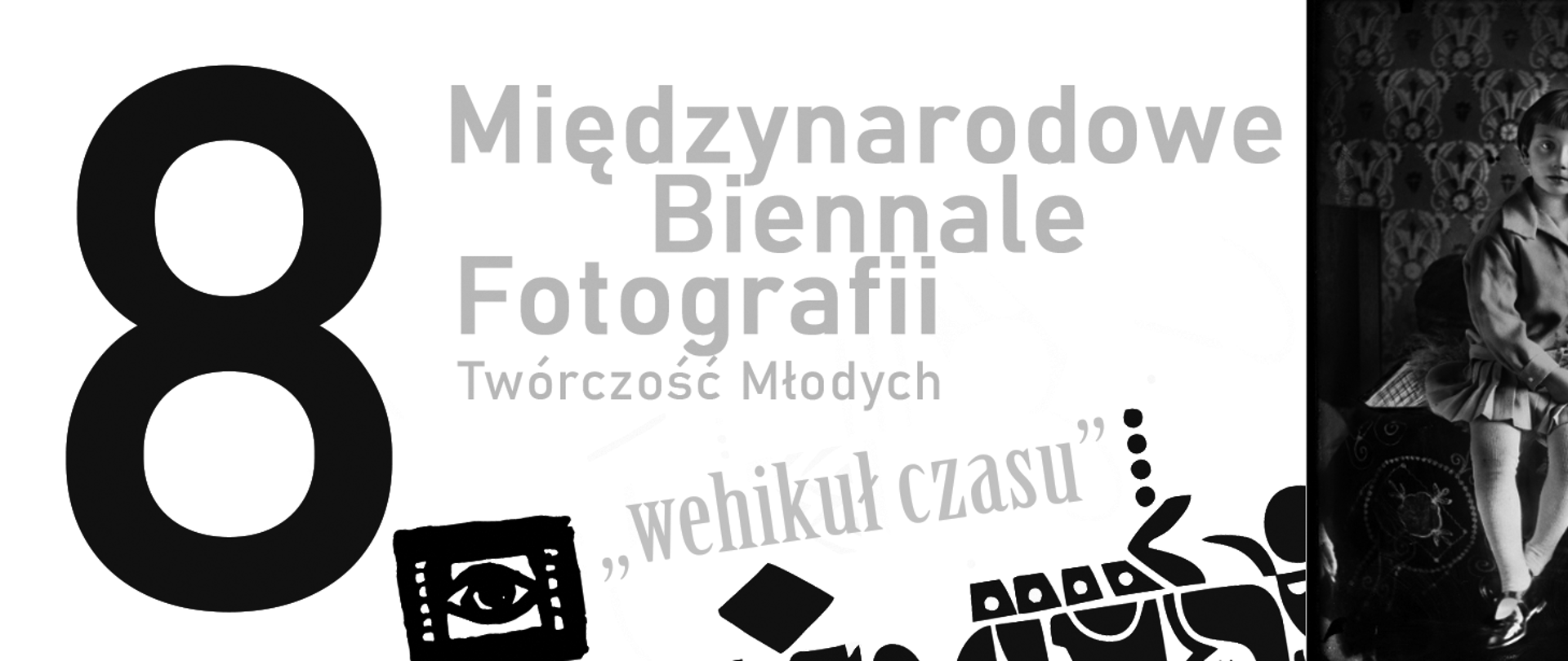 Baner w czarno-biały z napisem 8 Międzynarodowe Biennale Fotografii Szkół Plastycznych - Wehikuł czasu