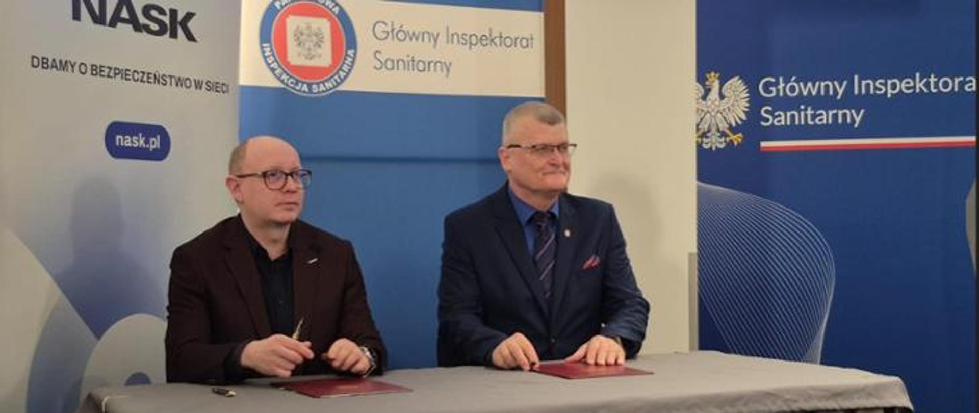 Na zdjęciu znajduje się dwóch mężczyzn