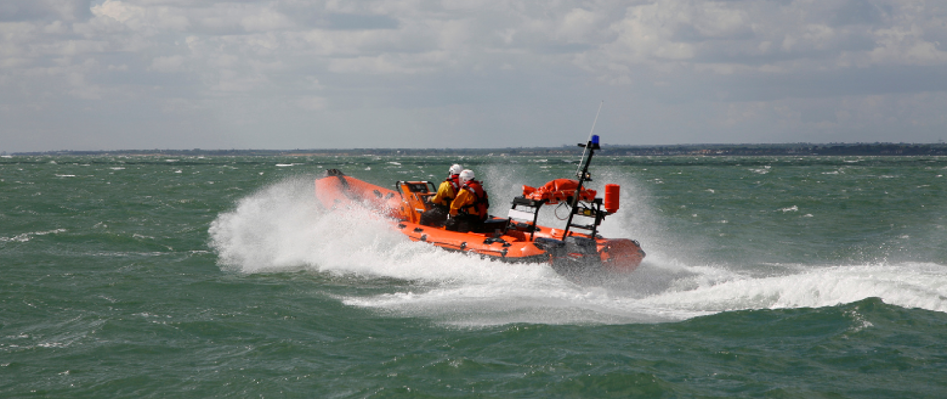 motorówka na morzu, w niej ratownicy