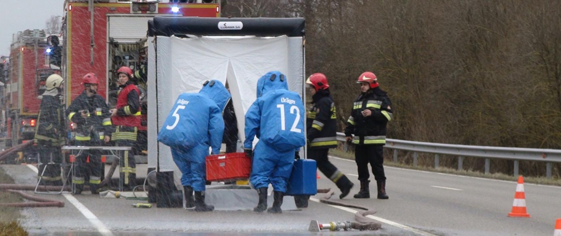 Strażacy polscy i litewscy podczas akcji ratowniczej z udziałem zespołu ratownictwa chemiczno-ekologicznego 