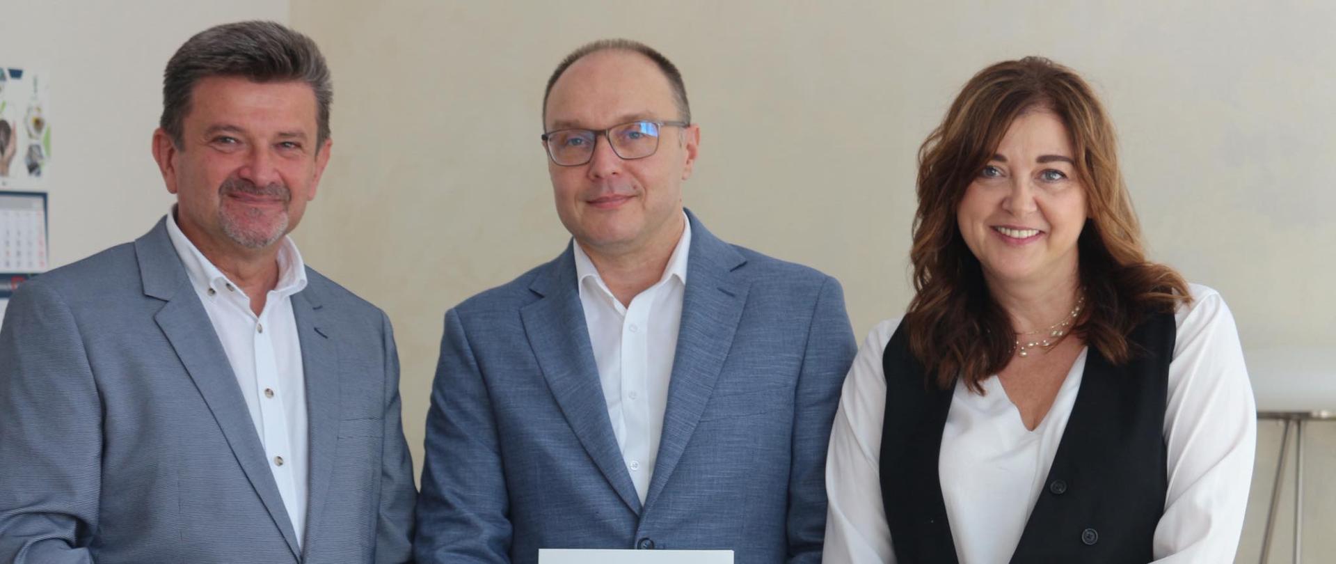 Zdjęcie przedstawia Pana Piotra Pośpiecha - Wicewojewodę Opolskiego, Panią Agnieszkę Krawczyk - Wojewódzkiego Inspektora oraz Pana Marka Stankiewicza - Zastępcę Wojewódzkiego Inspektora