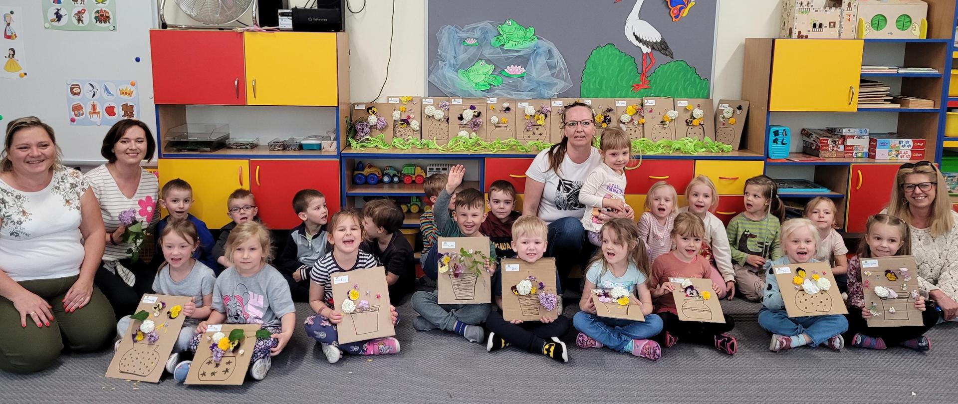 Olsztyńskie przedszkolaki z laurkami dla mam