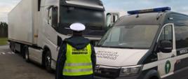 Umundurowany inspektor kujawsko-pomorskiej Inspekcji Transportu Drogowego. Przed nim stoją ciągnik siodłowy z podpiętą naczepą i oznakowany furgon Inspekcji Transportu Drogowego.