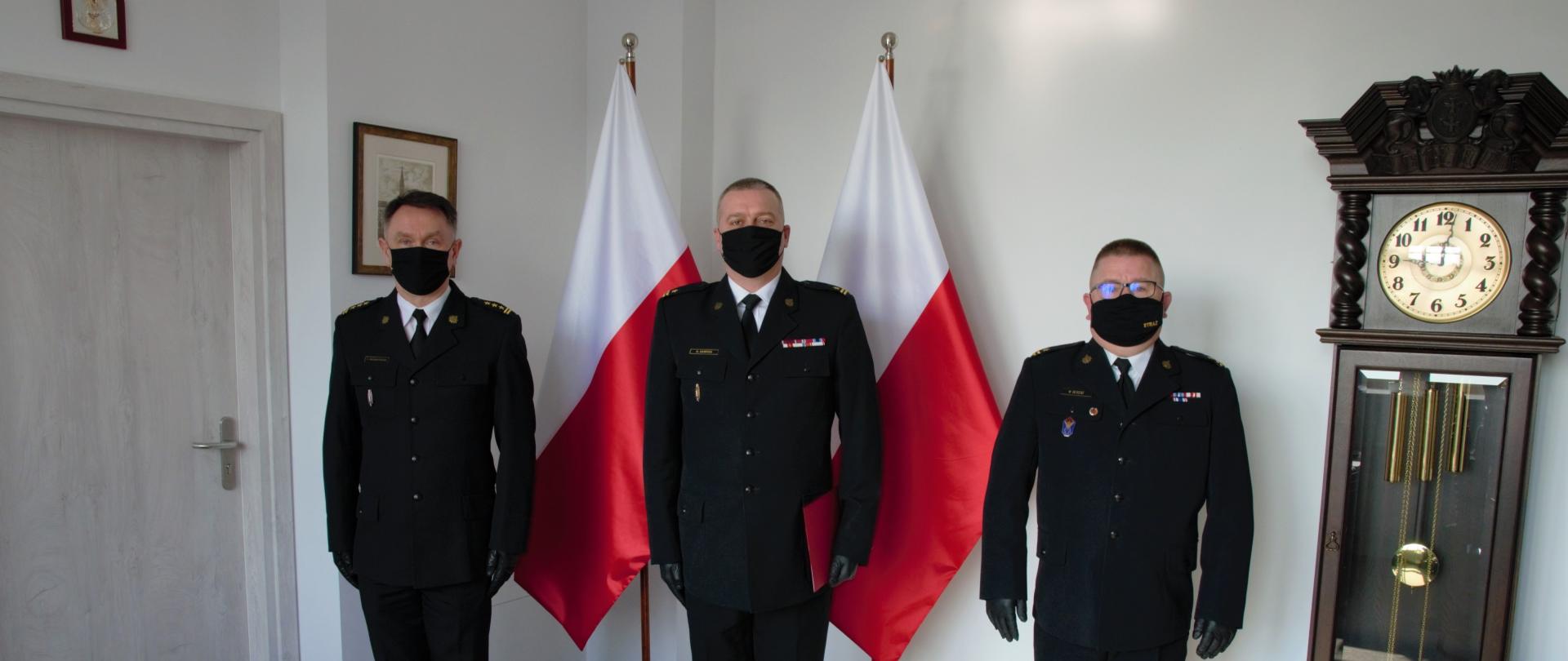 Zastępca pomorskiego komendanta wojewódzkiego PSP, funkcjonariusz PSP po otrzymaniu decyzji oraz komendant powiatowy PSP w Kwidzynie.