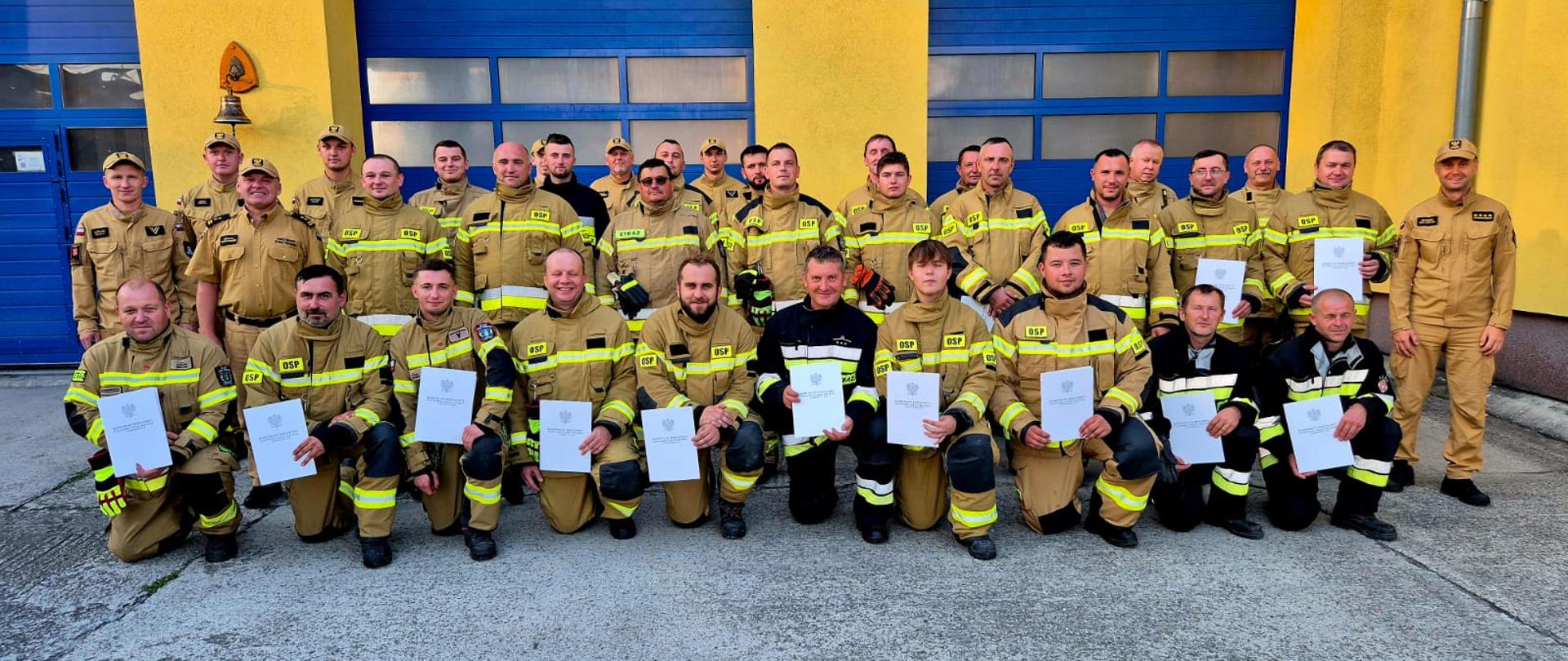 Kurs kierowcy konserwatora - strażacy OSP stoją na zbiórce po z wydanymi zaświadczeniami