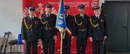 Poczet Sztandarowy KM PSP w Koszalinie wraz z Zachodniopomorskim Komendantem Wojewódzkim PSP st. bryg. Mirosławem Penderem oraz Komendantem Miejskim PSP w Koszalinie bryg. Zygmuntem Adamczykiem podczas uroczystości powołania