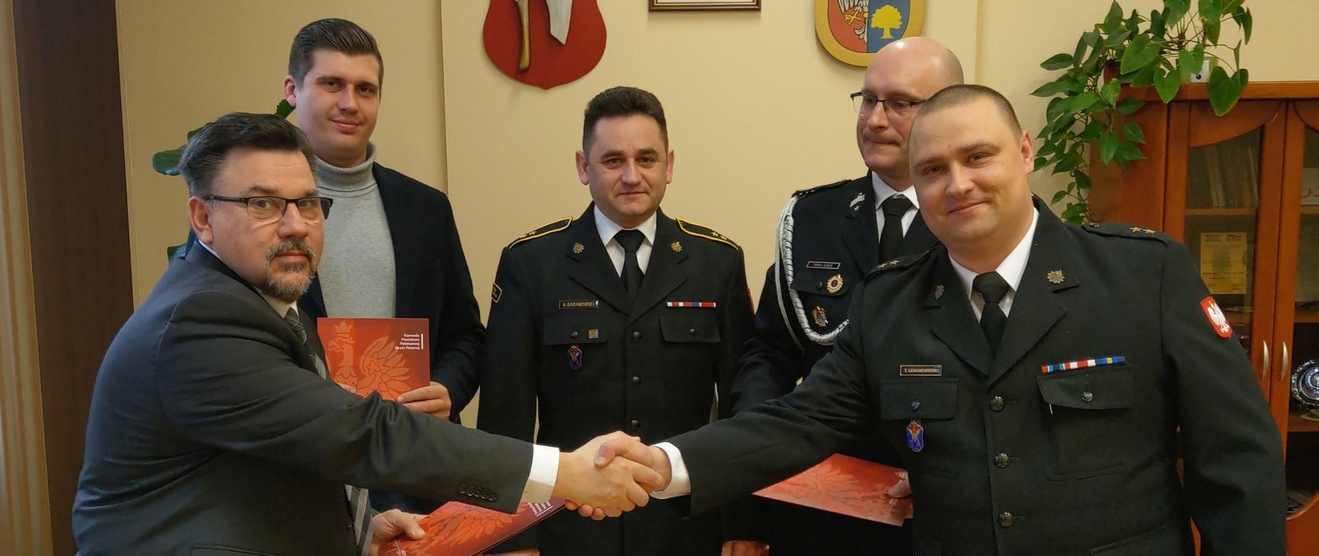 Uścisk dłoni Komendanta Powiatowego oraz Burmistrza Krajenki