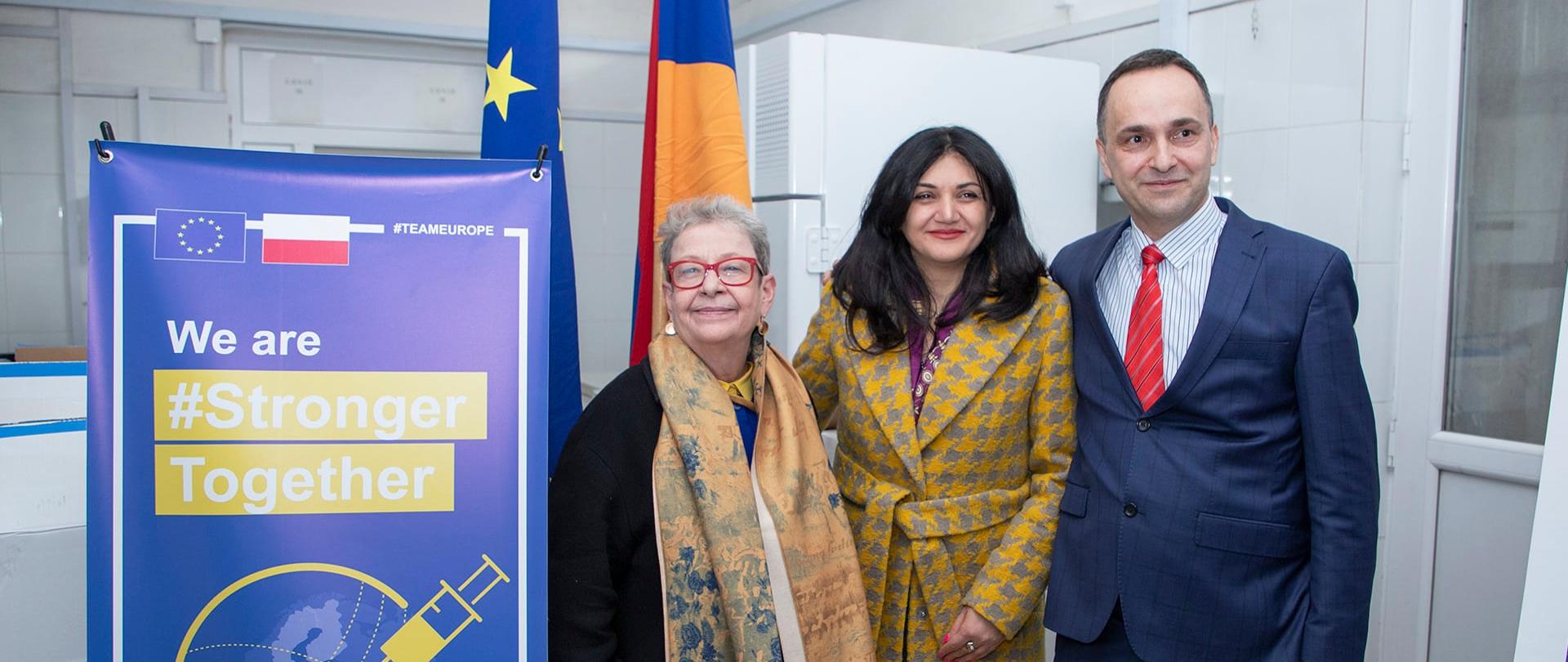 Troje ludzi pozuje do zdjęcia