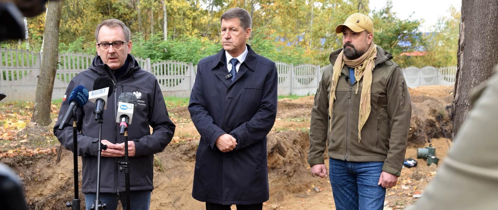 wicewojewoda Dawid Krystek, rektor PUM prof. Andrzej Domański i kierownika Polskiej Bazy Genetycznej Ofiar Totalitaryzmów Andrzej Ossowski