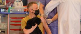 Komendant Główny PSP podczas szczepienia