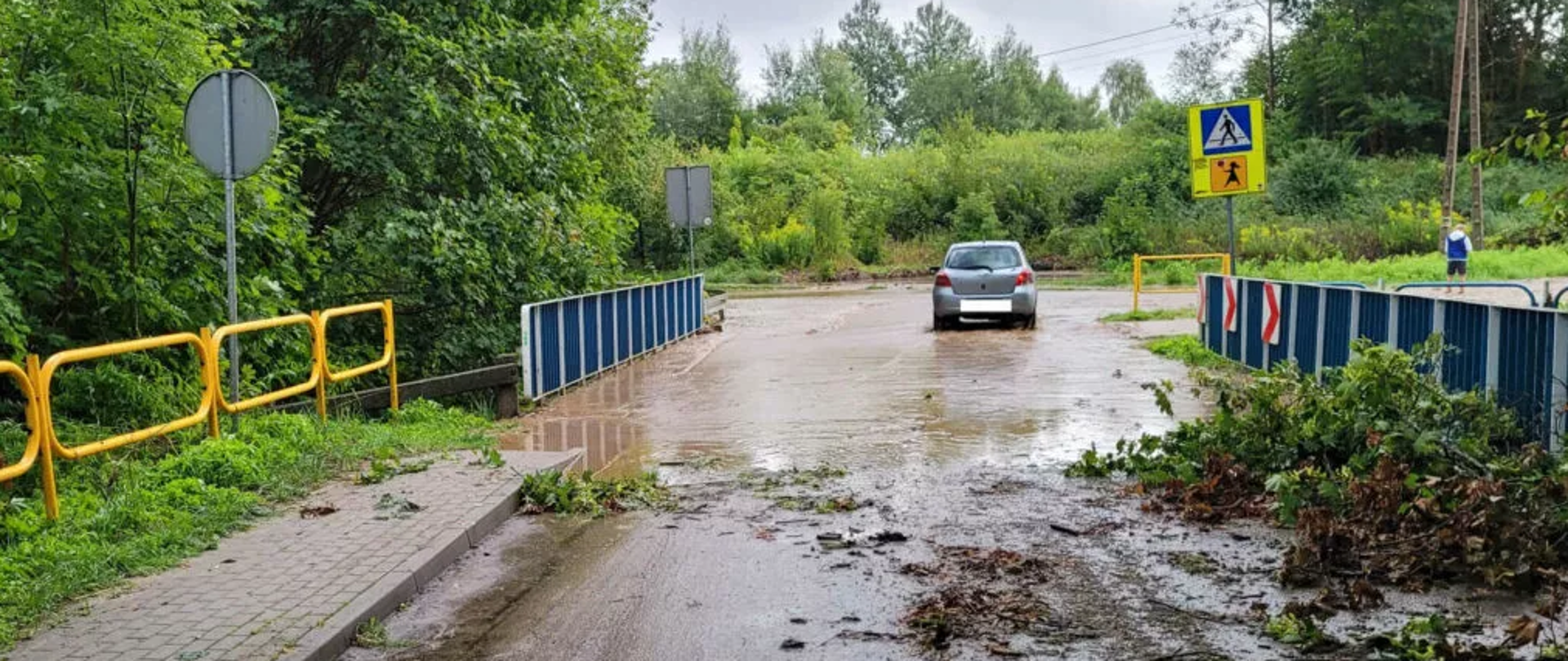 Uszkodzony most na drodze powiatowej po przejściu burzy. 
