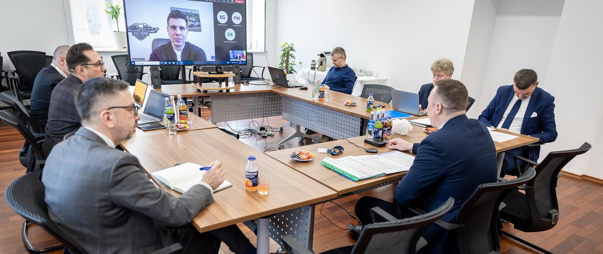 Bieżące kwestie związane z wykonywaniem międzynarodowych przewozów drogowych w relacji Ukraina – UE to główny temat rozmowy wiceministra infrastruktury Pawła Gancarza z wiceministrem ds. transportu Ukrainy Serhiyem Derkachem.