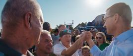 Premier Mateusz Morawiecki podczas rozmów z mieszkańcami w Skępe.