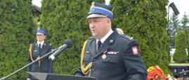 Na zdjęciu widzimy Komendanta Powiatowego bryg. Dariusza Łegosz w trakcie okolicznościowego przemówienia