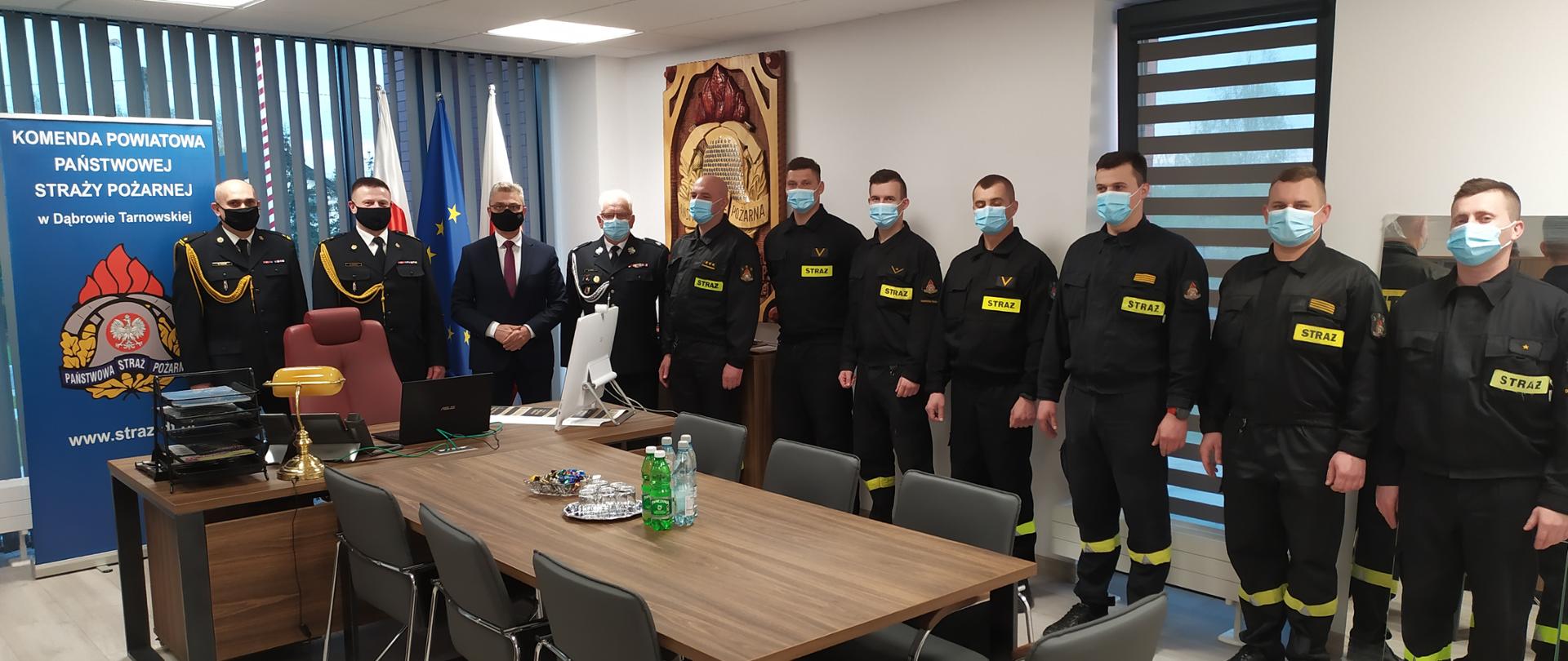 Na zdjęciu strażacy w budynku KP PSP