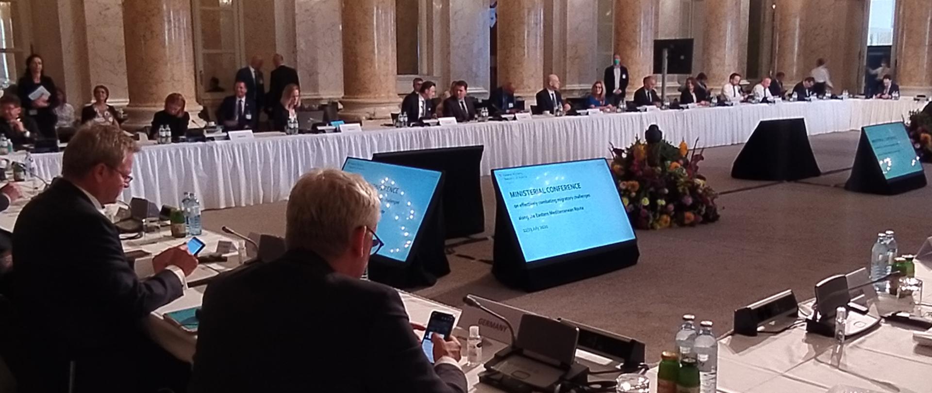 Na zdjęciu widoczne obrady plenarne podczas spotkania ministrów spraw wewnętrznych w Wiedniu.