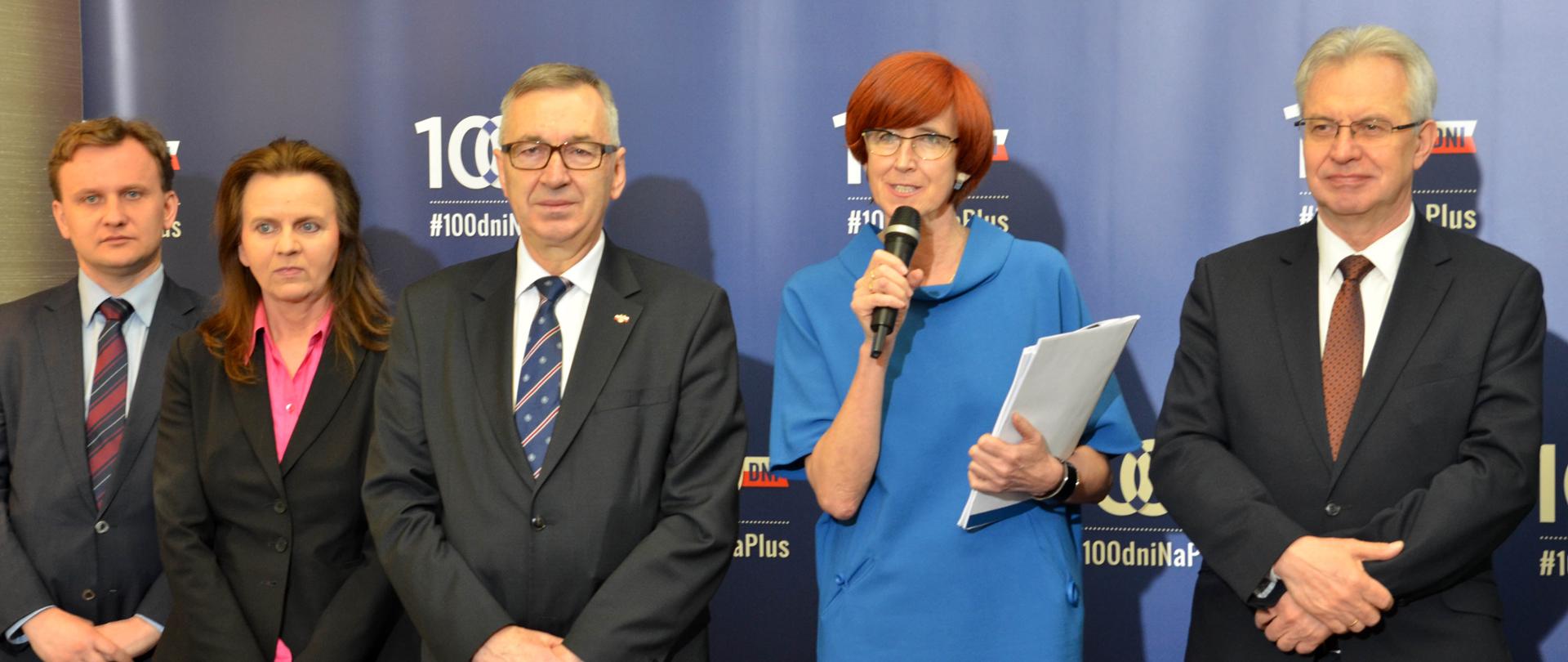 Konferencja prasowa podsumowująca 100 dni pracy Ministerstwa Rodziny, Pracy i Polityki Społecznej. Osoby na zdjęciu: minister rodziny Elżbieta Rafalska, wiceministrowie Stanisław Szwed, Krzysztof Michałkiewicz, Bartosz Marczuk oraz Prezes ZUS Gertruda Uścińska.
