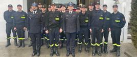 asp. sztab. T. Kołtuńczyka ze strażakami z JRG 8 i przełożonymi