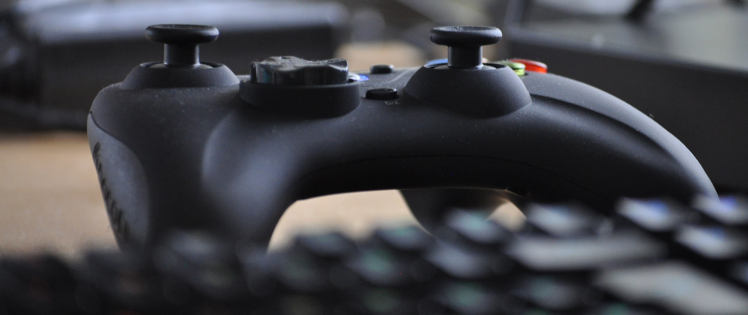 Konsola do gier i klawiatura.