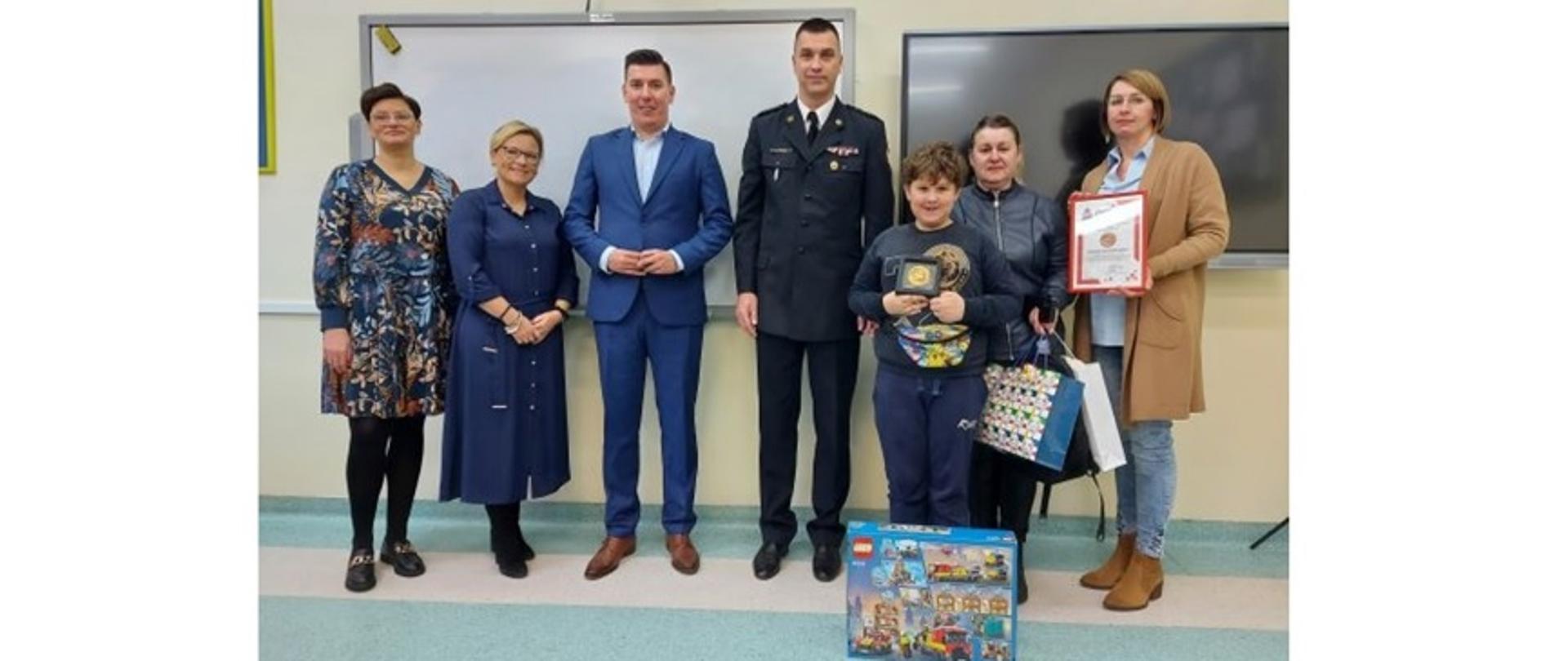 Na zdjęciu Bohater uroczystości oraz uczestnicy spotkania. 