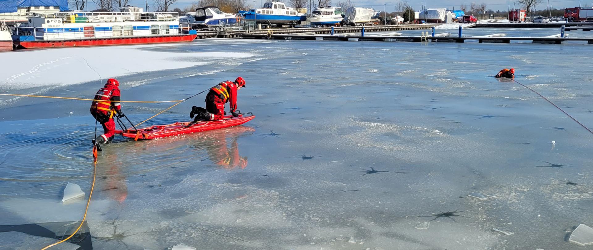 Na zdjęciu strażacy podczas ćwiczeń