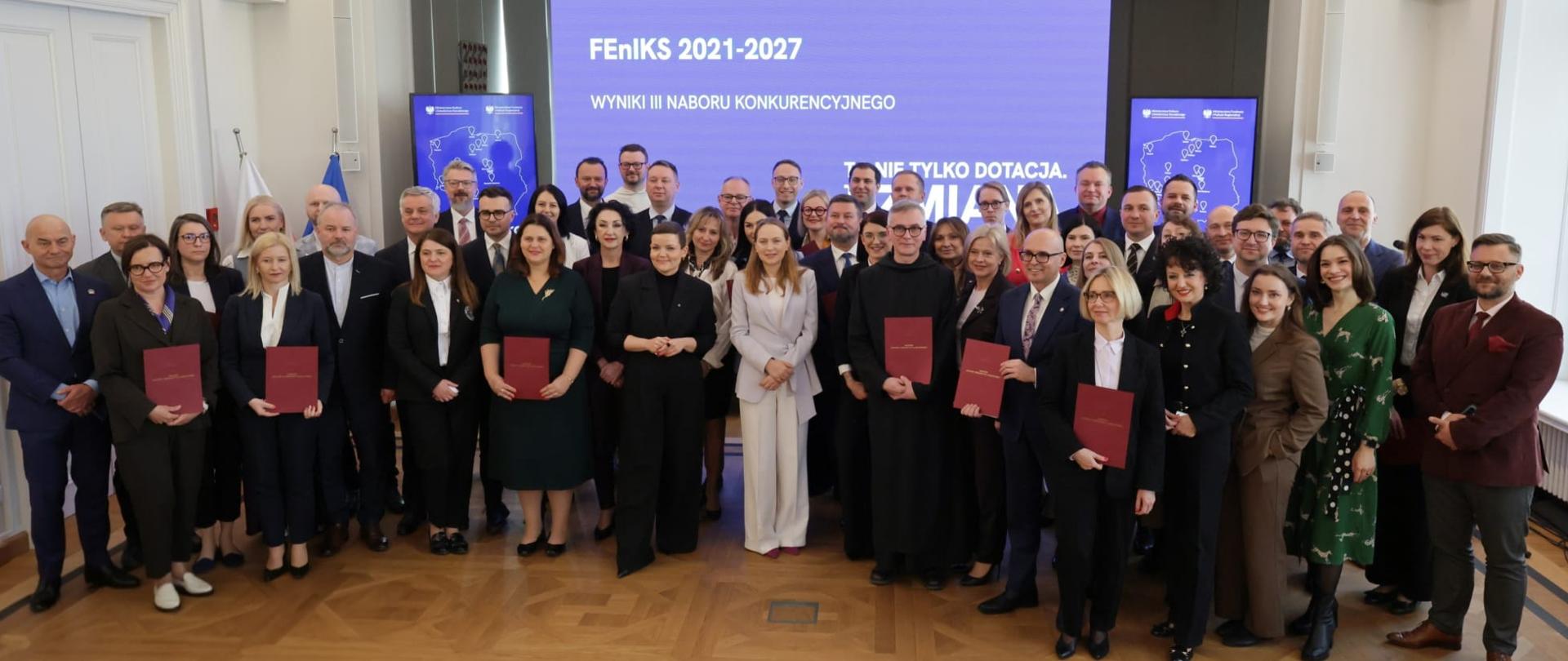 Na zdjęciu ministra funduszy i polityki regionalnej Katarzyna Pełczyńska-Nałęcz.i ministra kultury i dziedzictwa narodowego Marta Cienkowska w towarzystwie innych uczestników spotkania