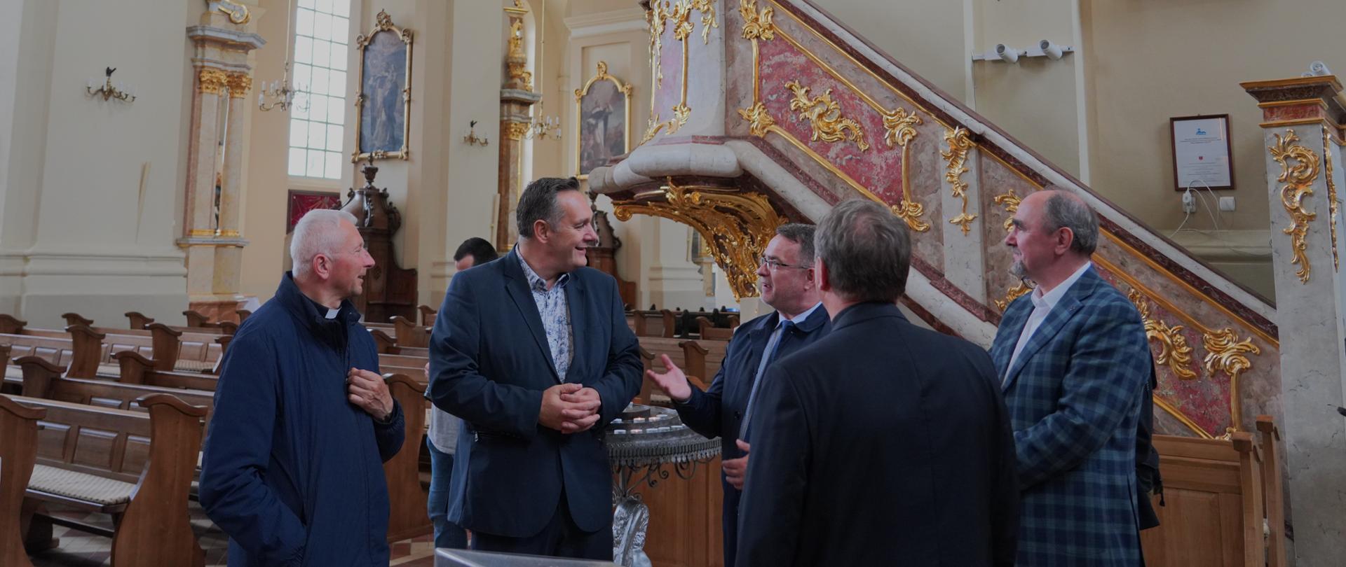 oględziny zabytkowego zespołu klasztornego w Różanymstoku