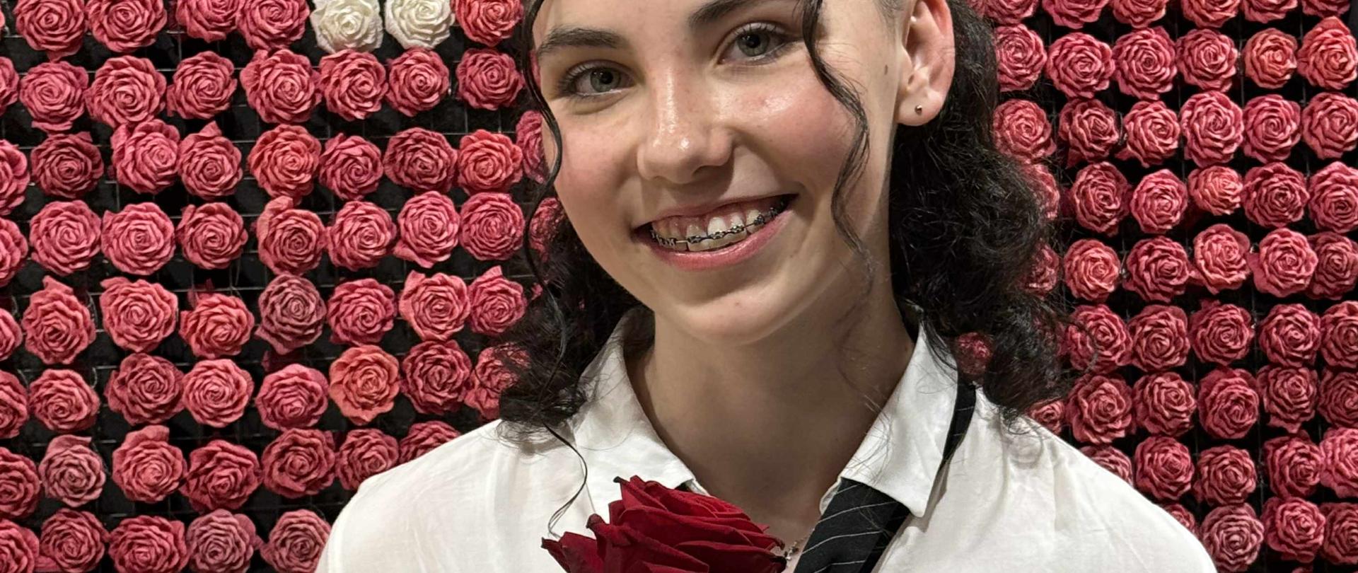 Absolwent Roku Natalia Daniluk na tle obrazu Róże Wolności