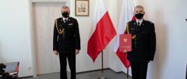 Zdjęcie przedstawia pomorskiego komendanta wojewódzkiego PSP st. bryg. Piotra Sochę oraz p.o. zastępcy komendanta powiatowego PSP w Człuchowie bryg. Radosława Batrucha po wręczeniu decyzji.