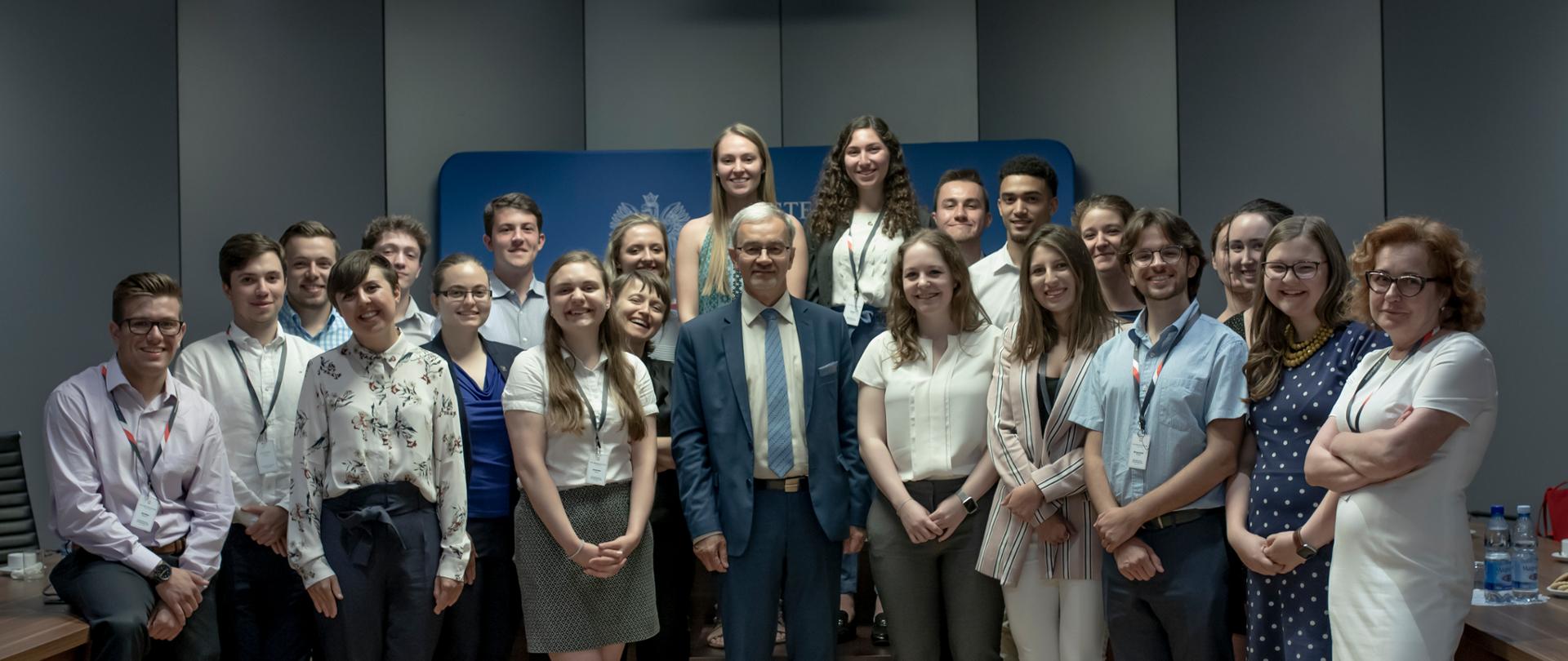w środku stoi Jerzy Kwieciński, wokół niego stoją studenci