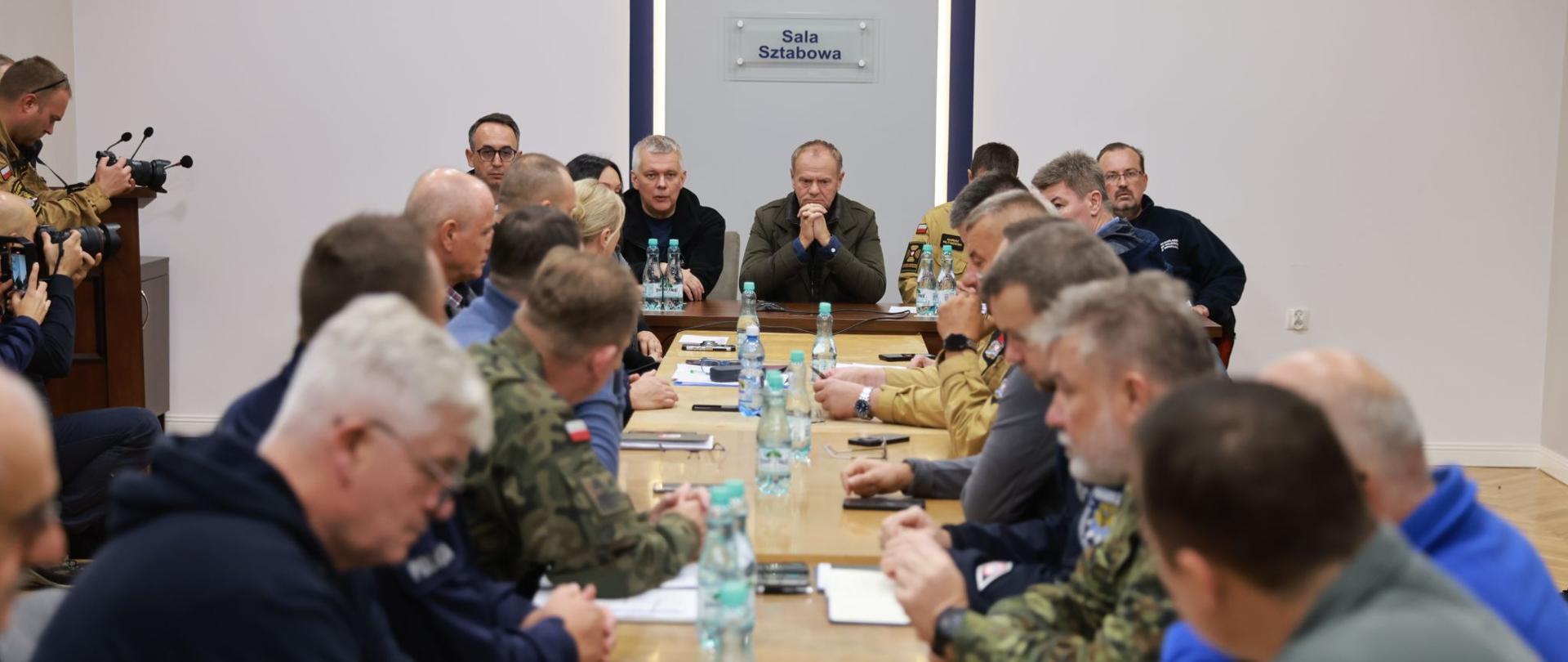 premier donald tusk, minister spraw wewnętrznych i administracji tomasz siemoniak, minister infrastruktury dariusz klimczak i przedstawiciele służb podczas odprawy
