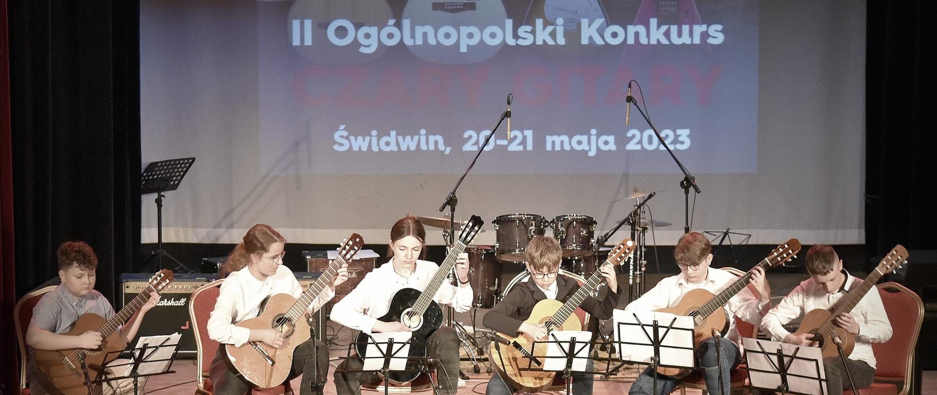 Uczniowie grają w sekstecie na gitarach na Ogólnopolskim Konkursie Gitarowym w Świdwinie