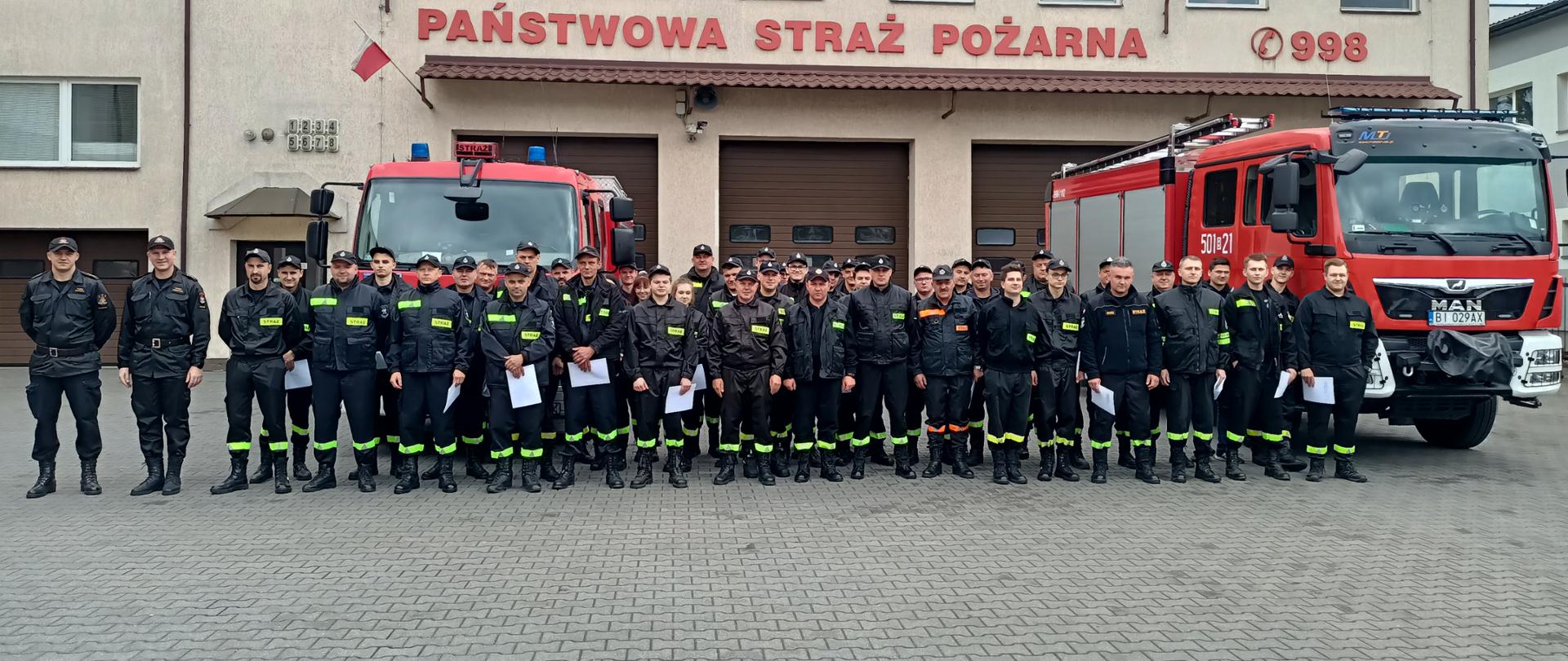 wspólne zdjęcie strażaków, na placu KP PSP w Zambrowie, po zakończeniu szkolenia podstawowego
