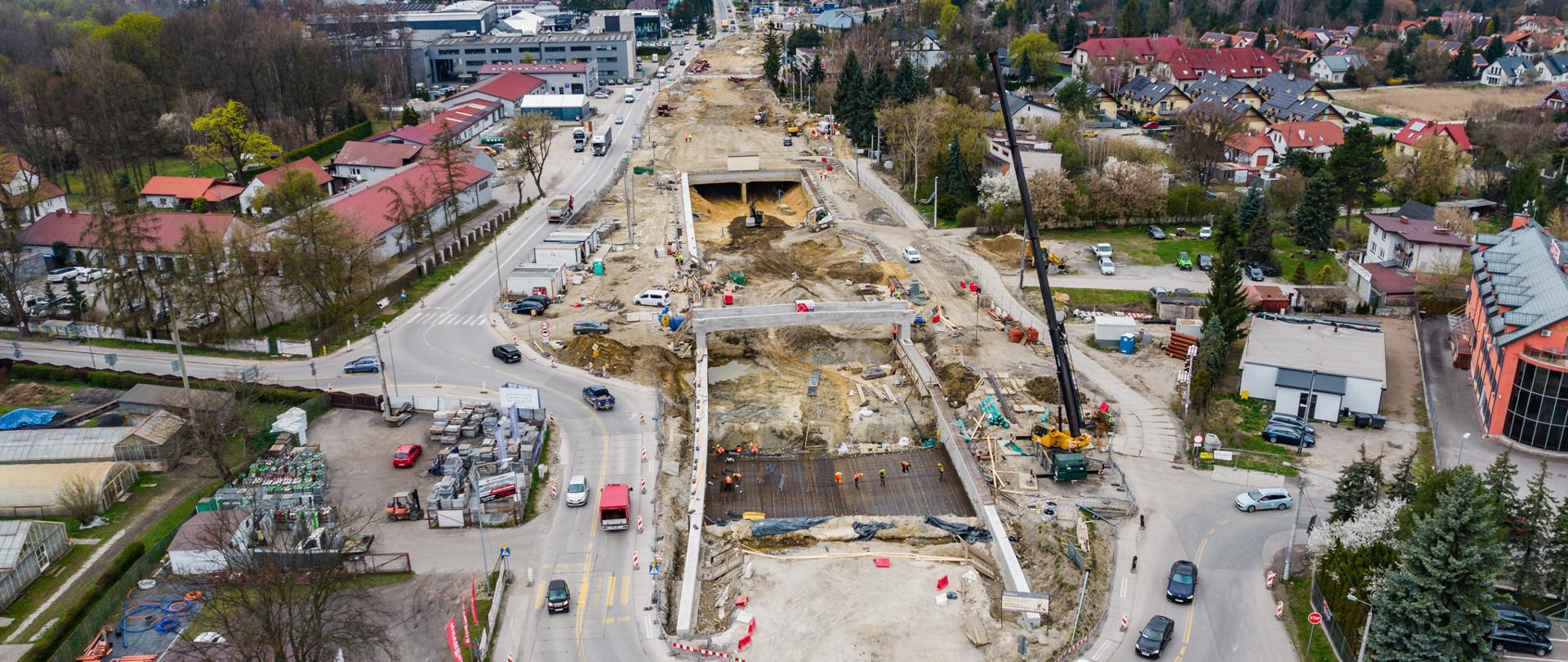 Plac budowy z lotu ptaka. Widoczny wlot do tunelu