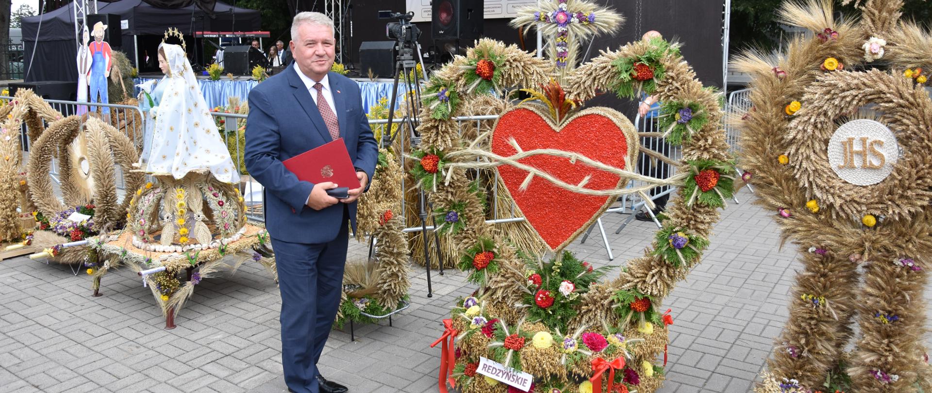 Na zdjęciu widoczny jest mężczyzna.