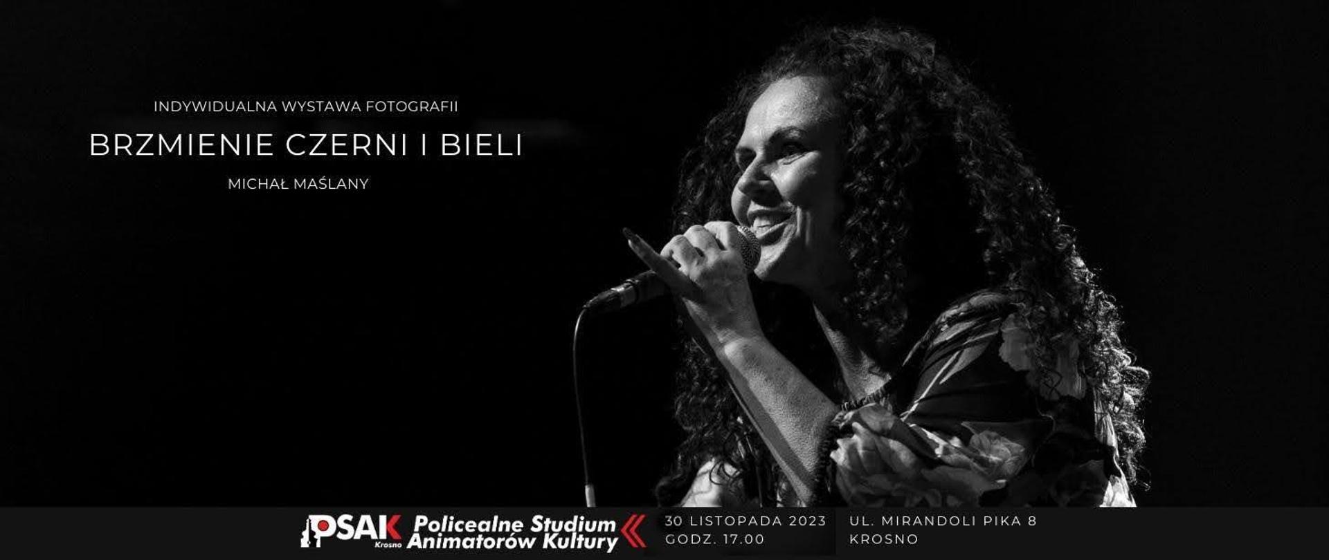 Plakat informujący o wystawie fotograficznej słuchacza Studium Michała Maślanego. Na czarnym tle po prawej stronie postać kobiety trzymająca mikrofon przy ustach. Pol lewej stronie białe napisy. Na dole plakatu logo Studium oraz data i godzina wystawy. 