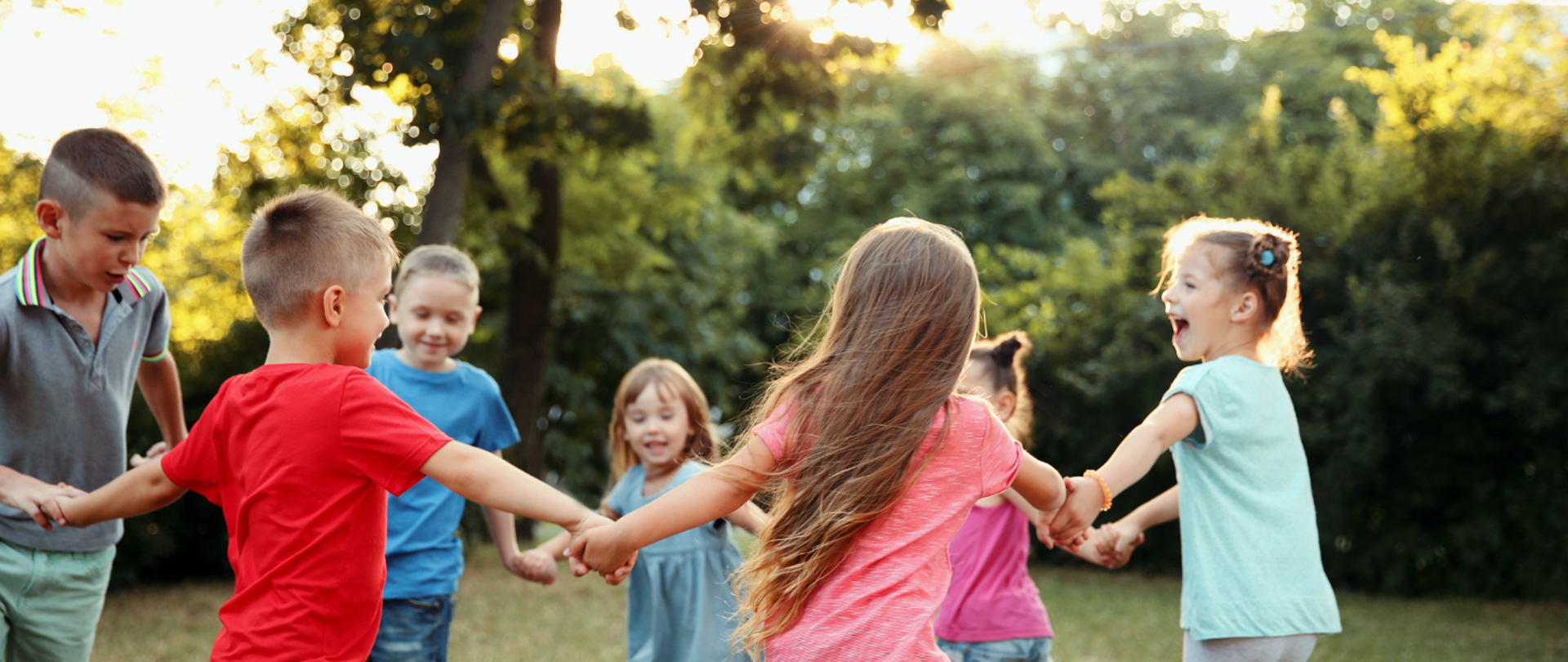 dzieci na dworze bawiące się tancząc