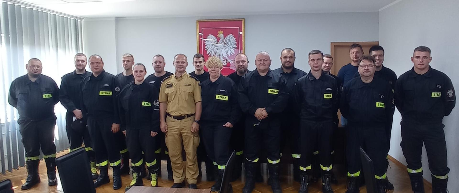 Zdjęcie grupowe uczestników szkolenia przeprowadzonego w Jednostce Ratowniczo Gaśniczej numer 2 w Częstochowie