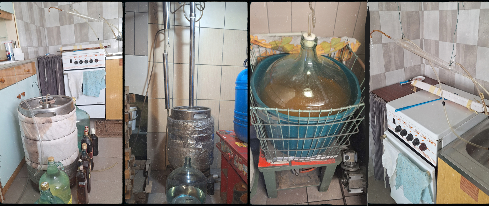 Kolaż czterech zdjęć przedstawiających nielegalną wytwórnię alkoholu. W pomieszczeniu gospodarczym widoczne są urządzenia do destylacji, w tym metalowy aparat z przewodami i chłodnicą, duży szklany balon oraz beczki i butelki z cieczą. Aparatura ustawiona jest na kuchenkach i prowizorycznych stanowiskach.