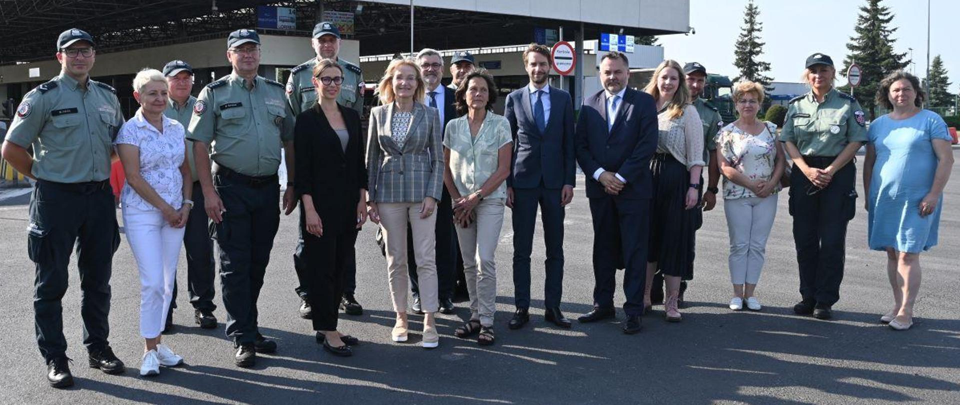 Uczestnicy spotkania na przejściu granicznym.