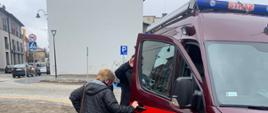 Dowożenie osoby na szczepienie przez strażaków.