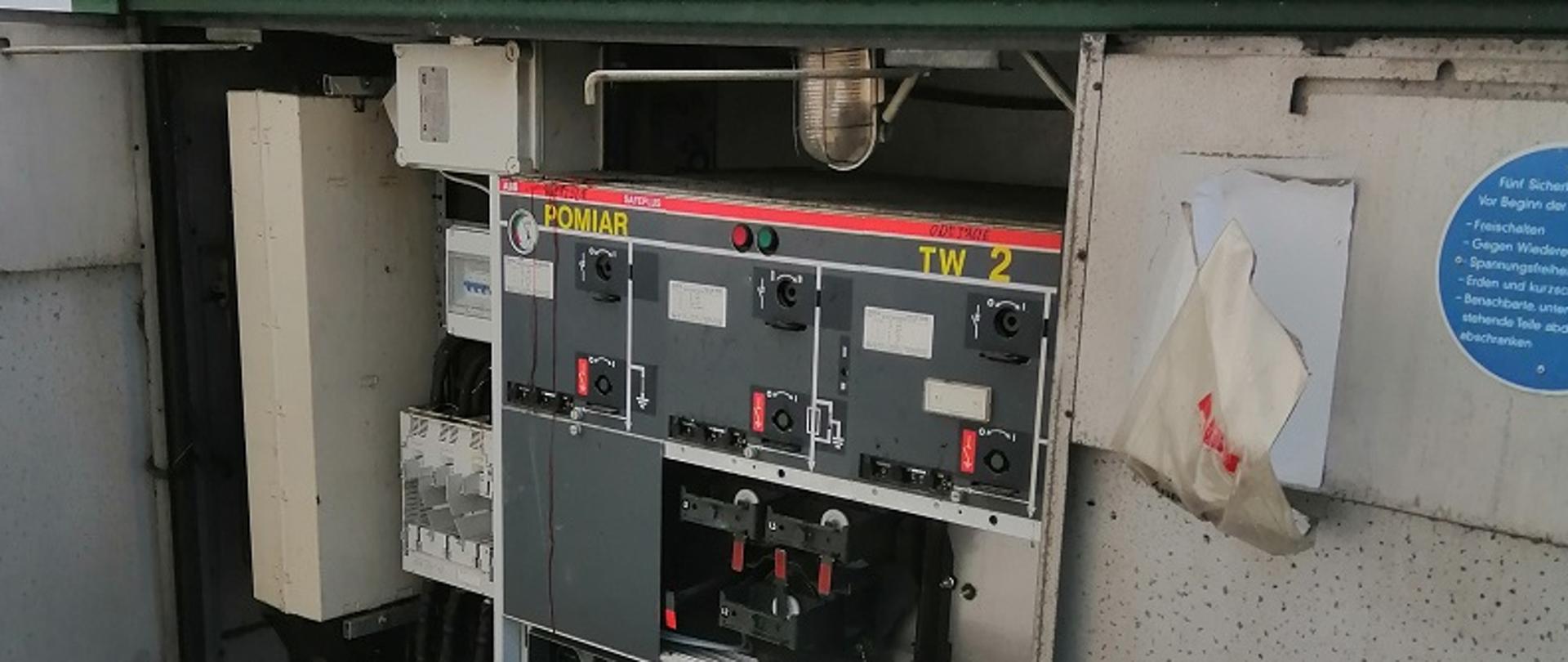 Zdjęcie przedstawia otwartą stację transformatorową