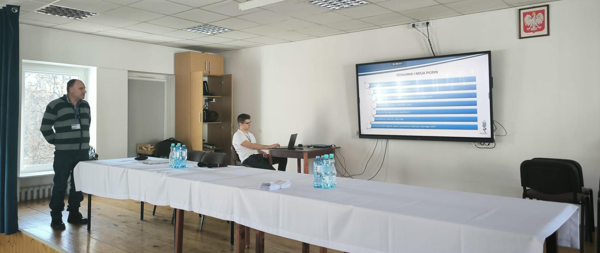 Zdjęcie przedstawia prowadzących szkolenie