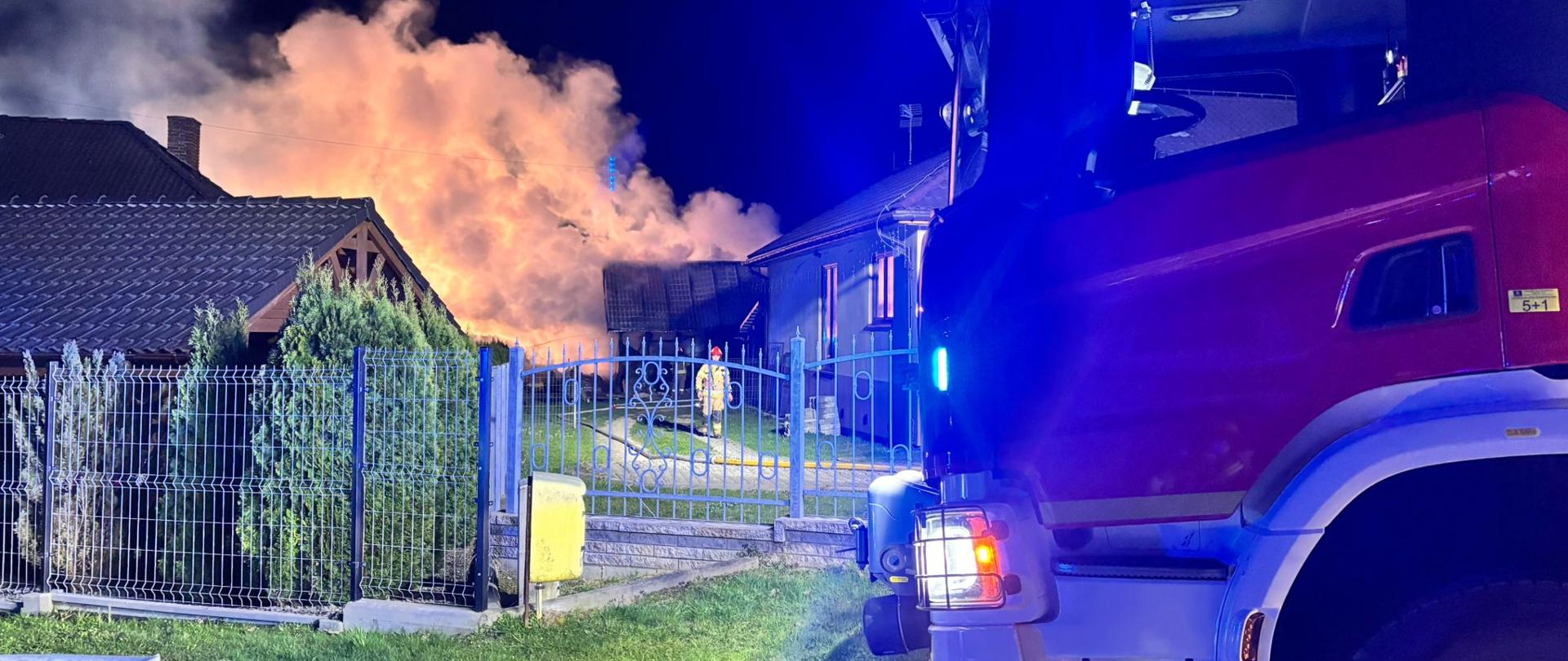 Auto strażackie w oddali pożar