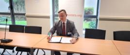 Prezes PAA Andrzej Głowacki podpisuje zakres obowiązków