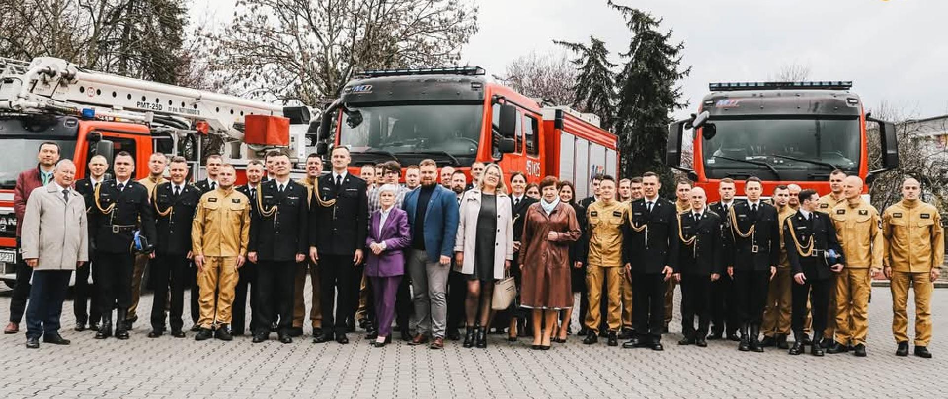 Uroczystość powołania Zastępcy Komendanta Powiatowego Państwowej Straży Pożarnej w Namysłowie. Wspólne zdjęcie grupowe na placu Komendy Powiatowej PSP w Namysłowie wszystkich uczestników uroczystości.